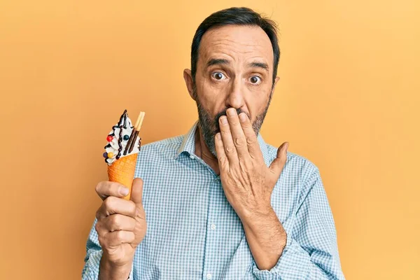 Homem Hispânico Meia Idade Segurando Sorvete Cobrindo Boca Com Mão — Fotografia de Stock