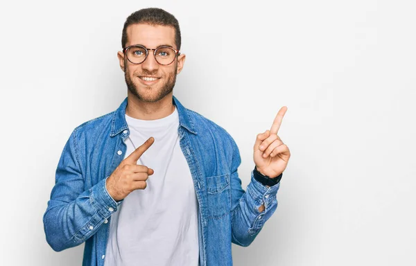 Joven Hombre Caucásico Vistiendo Ropa Casual Sonriendo Mirando Cámara Apuntando —  Fotos de Stock