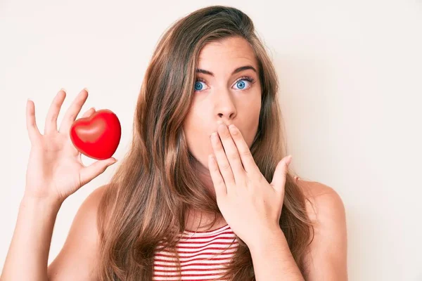 Bella Giovane Donna Caucasica Che Tiene Cuore Che Copre Bocca — Foto Stock