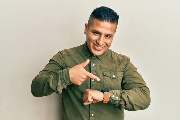 Young Latin Man Wearing Casual Clothes Hurry Pointing Watch Time — Stock Photo, Image
