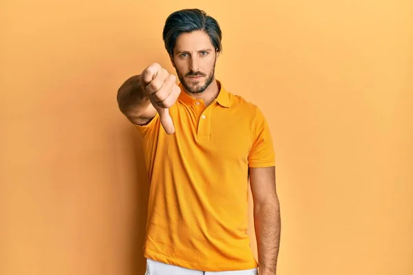 Joven Hombre Hispano Con Camiseta Amarilla Casual Que Parece Infeliz — Foto de Stock