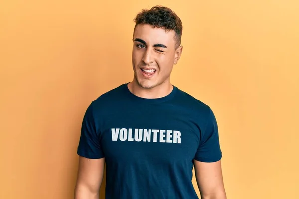 Gönüllü Tişört Giyen Spanyol Genç Adam Kameraya Seksi Bir Ifadeyle — Stok fotoğraf