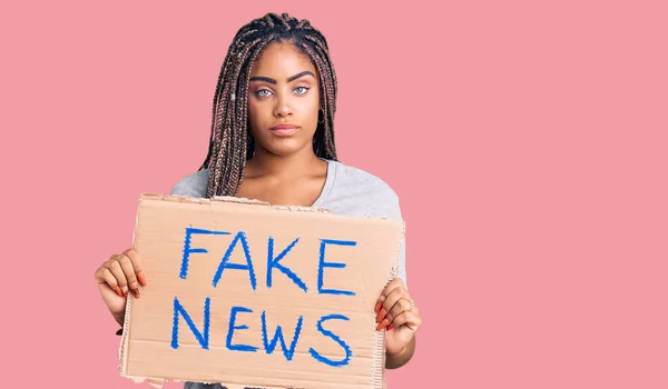 Jonge Afro Amerikaanse Vrouw Met Vlechten Met Nep Nieuws Banner — Stockfoto