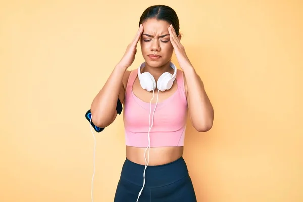Young Beautiful Latin Girl Wearing Gym Clothes Using Headphones Hand — Stock Photo, Image