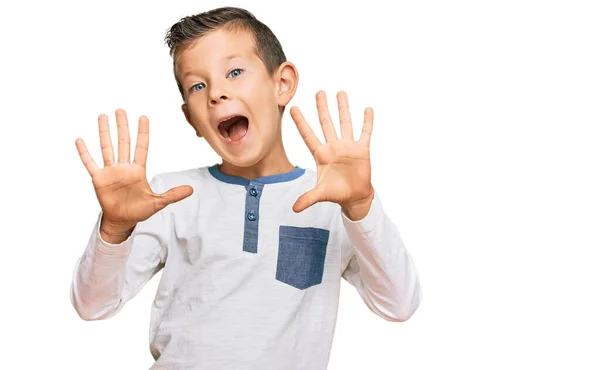 Adorable Niño Caucásico Con Ropa Casual Mostrando Apuntando Hacia Arriba —  Fotos de Stock