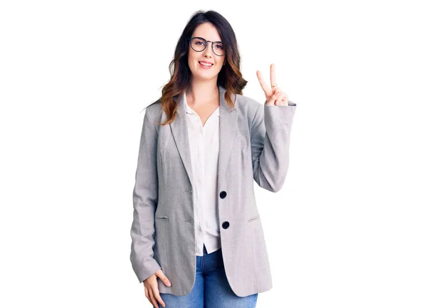 Hermosa Joven Morena Vestida Con Ropa Negocios Gafas Sonriendo Con — Foto de Stock