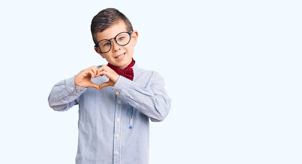 Lindo Niño Rubio Con Corbata Lazo Nerd Gafas Sonriendo Amor —  Fotos de Stock