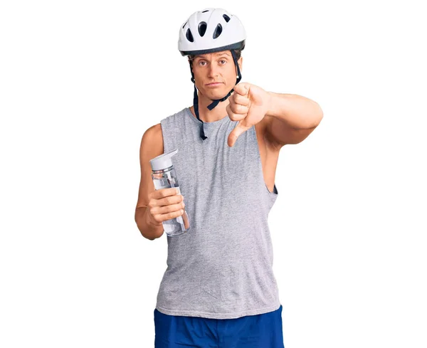 Jovem Homem Bonito Usando Capacete Bicicleta Segurando Garrafa Água Com — Fotografia de Stock