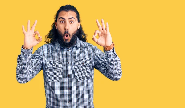 Ein Junger Arabischer Mann Lässiger Kleidung Sah Überrascht Und Schockiert — Stockfoto