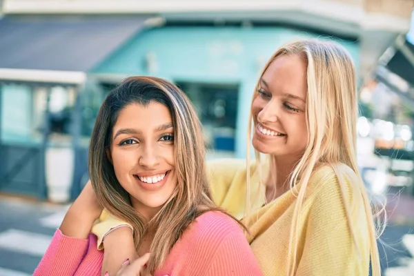 Due Belle Giovani Amiche Che Abbracciano Insieme Con Amore — Foto Stock