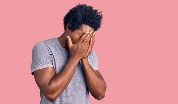 Bonito Afro Americano Com Cabelo Afro Vestindo Roupas Casuais Com — Fotografia de Stock