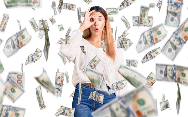 Güzel, genç bir kadın günlük giysiler giyiyor. Şaşırmış yüz ifadesiyle şok olmuş, parmaklarından bakan gözler. İnançsız ifade.