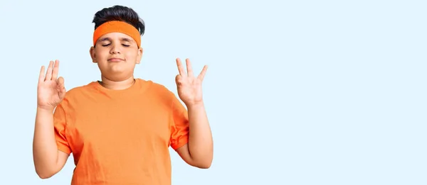 Kleiner Junge Sportkleidung Entspannt Und Lächelnd Mit Geschlossenen Augen Macht — Stockfoto