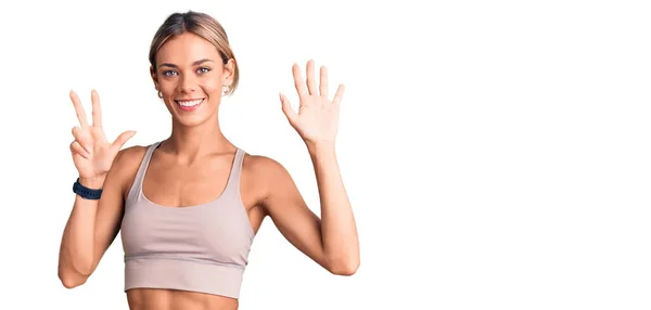 Güzel Beyaz Kadın Spor Giysisi Giyer Numaralı Parmaklarıyla Işaret Ederken — Stok fotoğraf