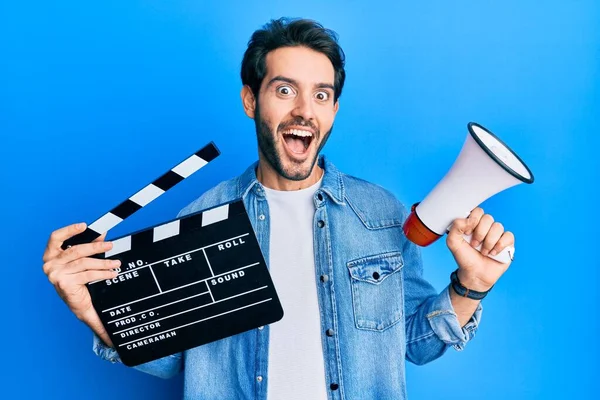 Mladý Hispánec Drží Video Film Clapboard Megaphone Slaví Šílený Ohromen — Stock fotografie