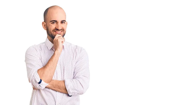 Homem Bonito Jovem Vestindo Camisa Elegante Olhando Confiante Para Câmera — Fotografia de Stock