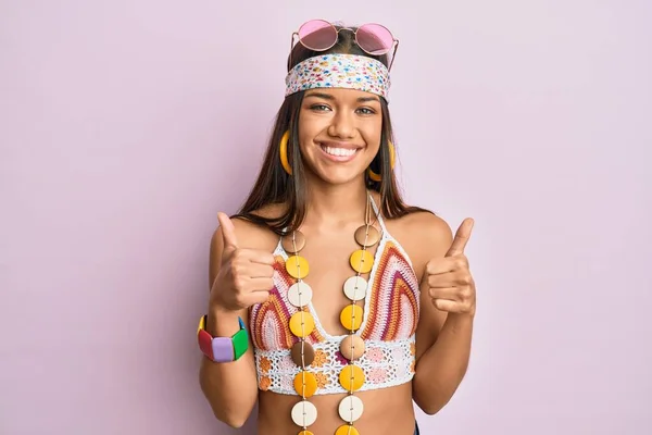 Schöne Hispanische Frau Trägt Bohemian Und Hippie Stil Erfolgszeichen Tun — Stockfoto