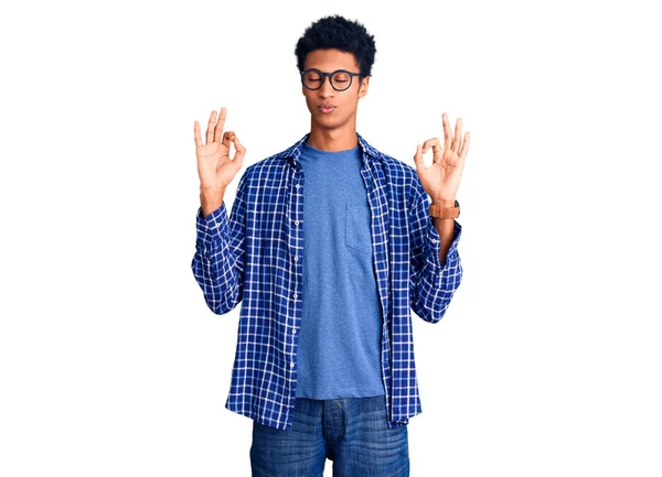 Joven Hombre Afroamericano Vistiendo Ropa Casual Gafas Relajarse Sonreír Con —  Fotos de Stock