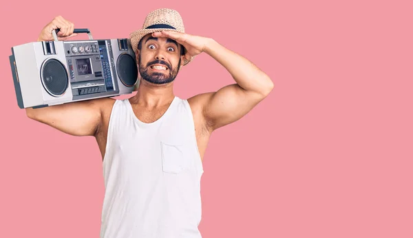 Ung Latinamerikan Man Håller Boombox Lyssnar Musik Stressad Och Frustrerad — Stockfoto