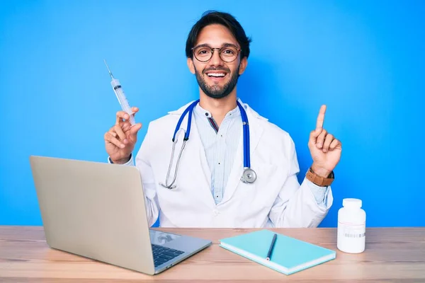 Snygg Hispanic Läkare Man Kliniken Håller Sprutan Förvånad Med Idé — Stockfoto