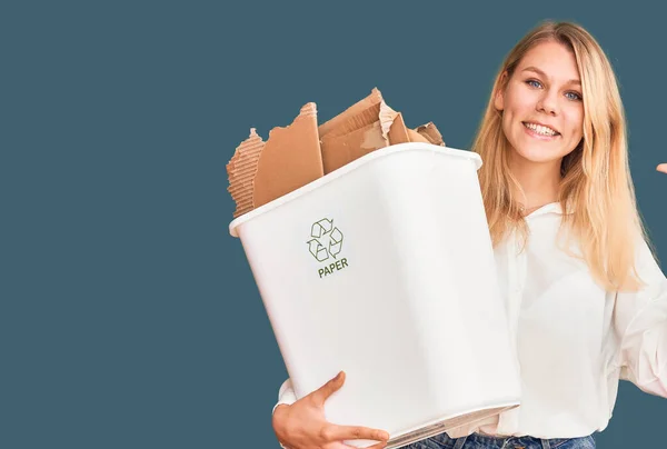 Young Beautiful Blonde Woman Holding Recycle Paper Bin Surprised Idea — Fotografia de Stock