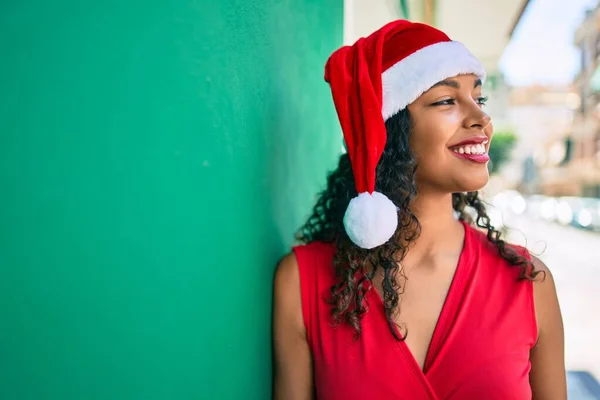 Jovem Afro Americana Vestindo Chapéu Natal Sorrindo Feliz Encostado Parede — Fotografia de Stock