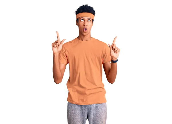 Ung Afrikansk Amerikansk Man Bär Sportkläder Förvånad Och Förvånad Tittar — Stockfoto