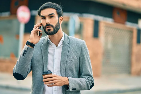 Νεαρός Ισπανός Επιχειρηματίας Σοβαρή Έκφραση Μιλώντας Στο Smartphone Και Πίνοντας — Φωτογραφία Αρχείου