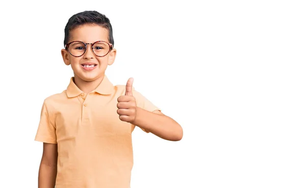 Gündelik Kıyafetler Gözlük Takan Sevimli Çocuk Mutlu Pozitif Gülümsüyor Başparmağıyla — Stok fotoğraf