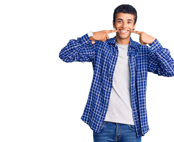 Jovem Americano Africano Vestindo Roupas Casuais Sorrindo Alegre Mostrando Apontando — Fotografia de Stock