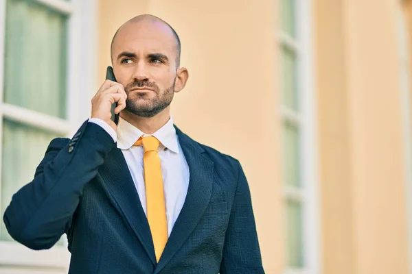 Junger Hispanischer Glatzköpfiger Geschäftsmann Mit Ernstem Gesichtsausdruck Der Auf Dem — Stockfoto