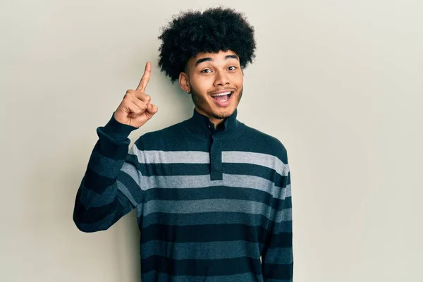 Giovane Uomo Afro Americano Con Capelli Afro Indossa Abiti Casual — Foto Stock