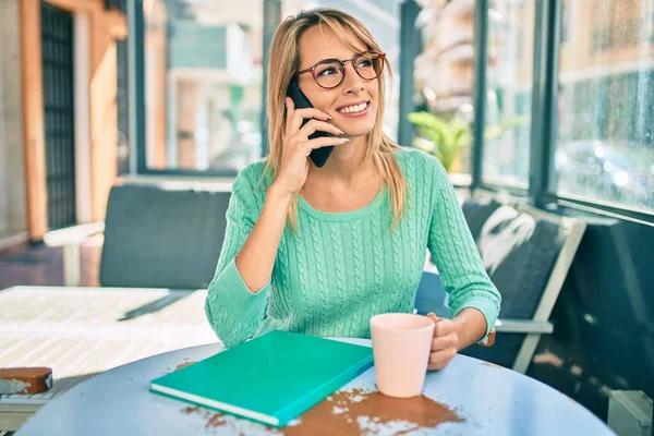 Mujer Rubia Joven Hablando Teléfono Inteligente Tomando Café Terraza Cafetería — Foto de Stock