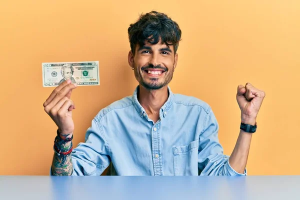 Jovem Hispânico Segurando Nota Dólares Gritando Orgulhoso Celebrando Vitória Sucesso — Fotografia de Stock