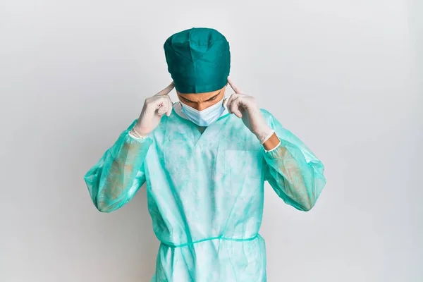 Joven Hombre Guapo Con Uniforme Cirujano Máscara Médica Que Cubre —  Fotos de Stock