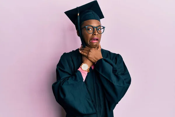 Jovem Afro Americana Vestindo Boné Formatura Roupão Cerimônia Gritando Sufocar — Fotografia de Stock