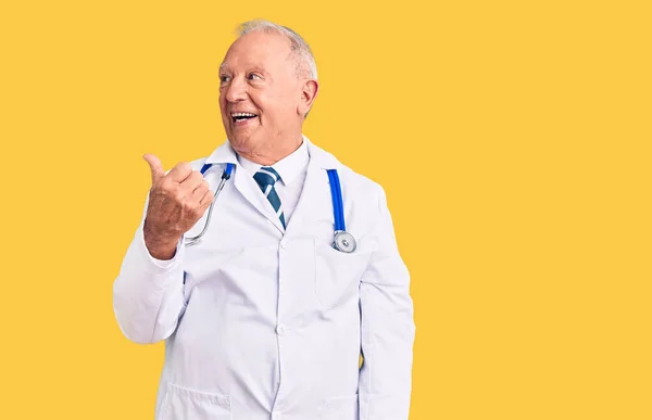 Starszy Przystojny Siwowłosy Mężczyzna Płaszczu Lekarskim Stetoskopie Uśmiechający Się Szczęśliwym — Zdjęcie stockowe