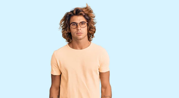 Günlük Kıyafetler Gözlük Takan Genç Spanyol Adam Yüzünde Ciddi Bir — Stok fotoğraf