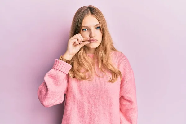 Belle Jeune Fille Caucasienne Portant Des Vêtements Décontractés Bouche Lèvres — Photo