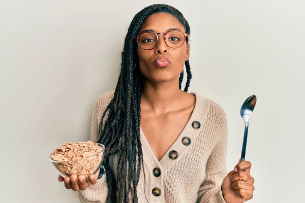 Mulher Afro Americana Com Tranças Comendo Cereais Integrais Saudáveis Olhando — Fotografia de Stock