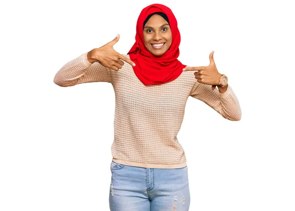 Ung Afrikansk Amerikansk Kvinna Bär Traditionell Islamisk Hijab Halsduk Ser — Stockfoto