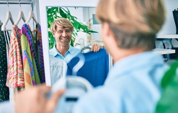 Knappe Blanke Man Glimlachend Gelukkig Winkelen Winkel Het Winkelcentrum Proberen — Stockfoto