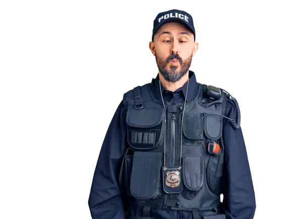 狂気とコミカルなジェスチャーで魚の顔を作る警察の制服を着た若いハンサムな男 面白い表現 — ストック写真