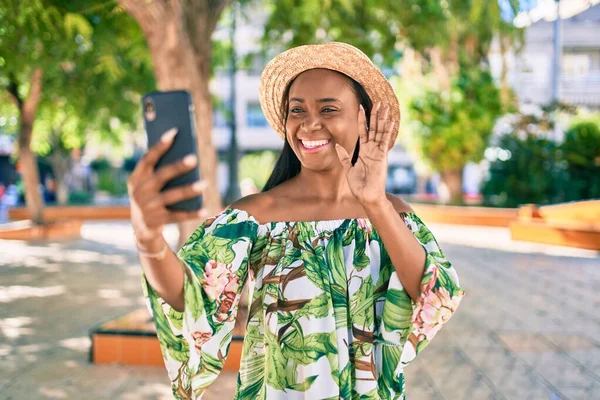 Mladý Africký Americký Turista Žena Dovolené Úsměvem Šťastný Dělat Video — Stock fotografie