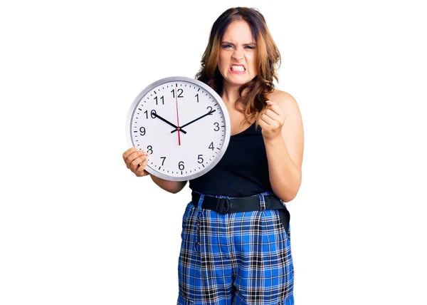 Jeune Belle Femme Caucasienne Tenant Une Grosse Horloge Agacée Frustrée — Photo