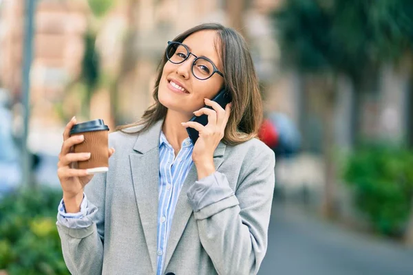 Ung Latinamerikansk Affärskvinna Talar Smartphone Och Dricka Bort Kaffe Staden — Stockfoto