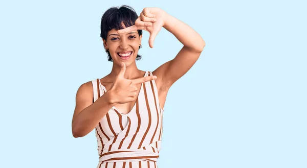 Mujer Morena Joven Con Pelo Corto Vistiendo Traje Verano Sonriendo — Foto de Stock