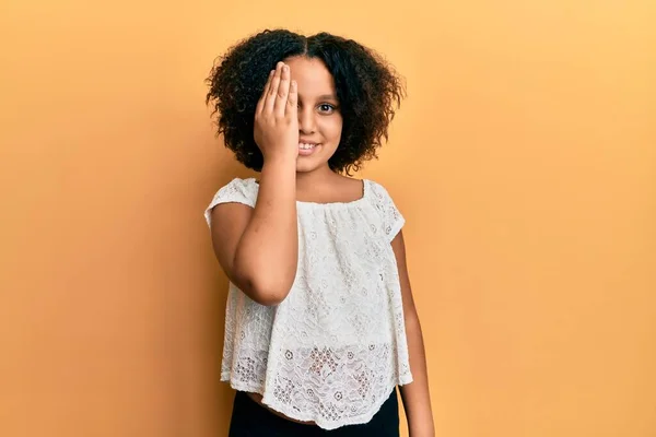 Ung Liten Flicka Med Afro Hår Bär Casual Kläder Täcker — Stockfoto