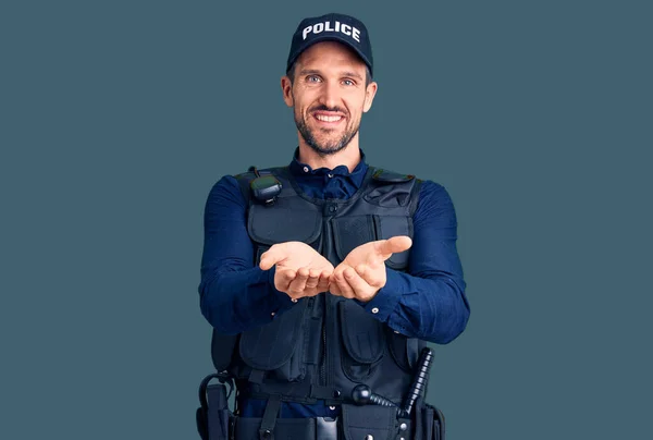 Homem Bonito Jovem Vestindo Uniforme Policial Sorrindo Com Mãos Palmas — Fotografia de Stock