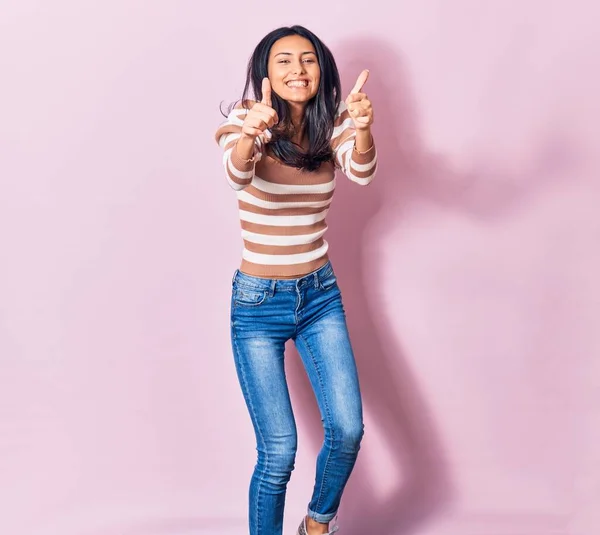 Young Beautiful Latin Woman Wearing Casual Clothes Smiling Happy Jumping — Stock Photo, Image